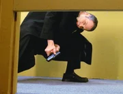 Mit gezogenem Revolver durchsucht Goren (Vincent D'Onofrio) den Toilettenraum. Hat sich hier der Bankräuber versteckt?