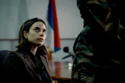 Die Journalistin Danica (Milica Gojković) interviewt den Pressesprecher der „Roten Barette“.