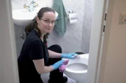 Reinigungskraft Nina hat keine Berührungsängste mit Schmutz.