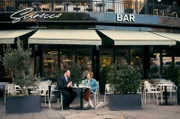 Ronja von Rönne trifft Johannes Bannert, Chef-Concierge in einem Berliner Luxushotel. Er arbeitet als professioneller Wunscherfüller, der seinen Gästen einen sorgenfreien Urlaubstag ermöglicht.