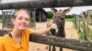 Nina macht Bekanntschaft mit einem geretteten Esel.