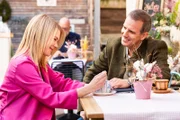 Uschi (Silke Popp) und Winkler (Florian Stadler) unterhalten sich bei ihrem zufälligen Aufeinandertreffen im Café ganz entspannt.