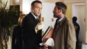 Die Detectives Goren (Vincent D'Onofrio) und Eames (Kathryn Erbe) suchen in Dr. Croydons (James McCaffrey, r.) Wohnung nach Anthrax.