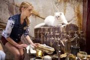 Lyla (Lucy Fry) sucht Ritas Mondring. Poseidon schaut argwöhnisch dabei zu.