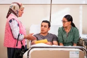 Sevim überreicht Leon den Brief mit dem Gerichtstermin. Von links: Sevim (Özay Aslanhan), Leon (Joel Akgün) und Lien (Nui Nguyen).