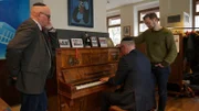 Räuber (re.) spricht mit den jüdischen Gastronomen Uwe (li.) und Lars Dziuballa (mi.) aus Chemnitz darüber, was Gemeinschaft ausmacht.