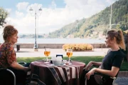 Wie plant man den perfekten Urlaub? Ronja von Rönne (re.) fragt Flugbegleiterin Friederike Sandow (li.).