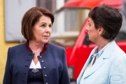 Rosi (Brigitte Walbrun, links) und Zenzi (Christine Franzel, KLD, rechts) stehen vor der Amtsstube, als Winkler mit seiner Anwältin kommt.