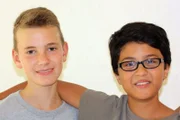 Thore (li.) kocht zusammen mit seinem besten Freund Dimaz (re.) schwäbische Käsespätzle.
