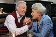 ARD STURM DER LIEBE FOLGE 1321, am Mittwoch um 15:10 Uhr im ERSTEN. Gustl (Sepp Schauer, l.) und Käthe (Luise Deschauer, r.) kommen sich bei ihrer Rache an Alfons näher.