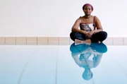 Die 44-jährige Abiba Guera möchte endlich schwimmen lernen und nimmt an einem Anfängerkurs für Erwachsene in Bremen teil.