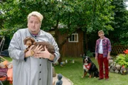Fritz Fuchs (Guido Hammesfahr, r.) und Keks haben unerwarteten Besuch in Nachbars Garten. Paschulkes Neffe David (Daniel Zillmann, l.) ist mit seinem Dackel angereist, um an einem Schönheitswettbewerb teilzunehmen.