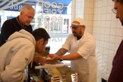 Alexander Herrmann (links) besucht in Nürnberg Deutschlands erste Manufaktur für handgemachte Ramen. Produziert werden die asiatischen Nudeln hier von Carsten Röhr und seinen Partnern mit bayerischem Weizenmehl und einer japanischen Nudelmaschine.
