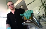 Elia lebt genderfluid. Den ganzen Tag Wohnungen zu reinigen ist ein Knochenjob.