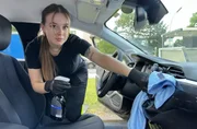 Reinigungskraft Jolina wundert sich, wie vermüllt Menschen die Carsharing-Autos zurücklassen.