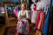 Martina Reischauer sitzend in Ihrem Laden.