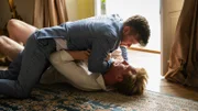 Die Brüder Philip (Jens Sætter-Lassen, oben) und Xander Brinck (Andreas Jebro, r.) schaffen es selbst nach dem Tod ihrer Mutter nicht, Frieden miteinander zu schließen.