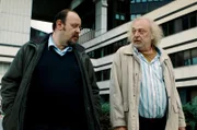 Boris (Ljubomir Bandović, li.) weiß, dass sein Schwiegervater Žarko Ilić (Zlatko Burić, re.) eine dunkle Vergangenheit hat.