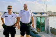 Mateusz Libera (li.) und Artur Sangin (re.) arbeiten im Landkreis Gizycko als Wasserschutzpolizisten und sorgen für die Sicherheit an der masurischen Seenplatte.