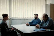 Uroš‘ Mutter Vesna (Dubravka Kovjanić, li.) wird von den Polizisten Ljuba (Feđa Štukan), Mi.) und Boris (Ljubomir Bandović, re.) befragt.
