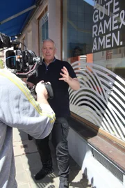 Alexander Herrmann besucht in Nürnberg Deutschlands erste Manufaktur für handgemachte Ramen. Produziert werden die asiatischen Nudeln hier von Carsten Röhr und seinen Partnern mit bayerischem Weizenmehl und einer japanischen Nudelmaschine.