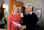 ARD ROTE ROSEN FOLGE 1483, am Montag um 14:10 Uhr im ERSTEN. Thomas (Gerry Hungbauer, r.) und Jule (Kim-Sarah Brandts, l.) sind nach dem ersten Gutachten froh, dass Johannas Garten durch das Öl nicht zu Schaden gekommen ist.
