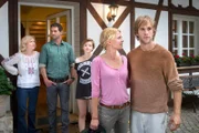 ARD/HEITER BIS TÖDLICH - AKTE EX II. Staffel (8 neue Folgen), Folge 12 "Auf Entzug" am Dienstag (26.11.13) um 18.50 Uhr im Ersten. Kristina Katzer (Isabell Gerschke, 2.v.r.) und Alexander Rick (Mathis Landwehr, r.) treffen sich immer häufiger privat. Elli Katzer (Rita Feldmeier, l.), Lukas Hundt (Oliver Franck, 2.v.l.) und  Jule Katzer (Anna Krajci, M.) sind skeptisch.