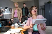 ARD/HEITER BIS TÖDLICH - AKTE EX II. Staffel (8 neue Folgen), Folge 12 "Auf Entzug" am Dienstag (26.11.13) um 18.50 Uhr im Ersten. Eifersucht: Lukas Hundt (Oliver Franck, M.) wartet auf den richtigen Moment, um Sekretärin Yvette Müller (Sarah Allles, r.) im Beisein von Kristina Katzer (Isabell Gerschke, l.) nach einem Date zu fragen.