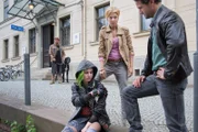 Lukas Hundt (Oliver Franck, r.) und Kristina Katzer (Isabell Gerschke, M.) knöpfen sich Lila (Lilian Engelhardt, l.) vor.