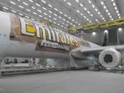 Im riesigen Emirates-Technikkomplex auf der anderen Seite des Flughafens erhält dieser 200 Millionen Dollar teure A330-200 seine sechsjährige Lackierung.