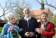 ARD STURM DER LIEBE FOLGE 1324, am Montag um 15:10 Uhr im ERSTEN. Hildegard (Antje Hagen, r.) freut sich mit Käthe (Luise Deschauer, l.) und Gustl (Sepp Schauer, r.) über deren Hochzeits-Glück.