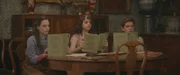 Theodosia (Eloise Little, r.) und ihre Freunde Safiya (Yasmina El-Abd, M.) und Henry (Frankie Minchella, r.) haben keine Zeit für den Unterricht - sie müssen die Welt vor Aapep und Co. retten.