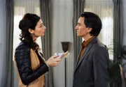 ARD ROTE ROSEN FOLGE 1482, am Freitag (26.04.13) um 14:10 Uhr im ERSTEN. Lorenzo (Coco Wallraff, r.) will Benita (Barbara Ricci, l.) weismachen, dass sie pleite sind. Doch dann findet Benita ein Bündel Geldscheine bei ihm und fordert eine Erklärung.
