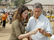 Elena Eichhorn (Cheryl Shepard) bekommt auf einem Markt von einem Voodoo-Priester einen Zettel und bittet Dr. Olivier Berty (Pierre Brice), ihn zu übersetzen. Als Olivier "Komm nach Ghana" vorliest, durchschaut Elena seinen kleinen Trick.