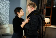 ARD ROTE ROSEN FOLGE 1486, am Freitag um 14:10 Uhr im ERSTEN. Ariane (Alexandra Horn, l.) ist sprachlos, als Robin (Niklas Osterloh, r.) plötzlich vor ihr steht und nahtlos da weitermachen will, wo sie aufgehört haben.