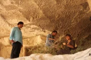 Jerusalem, Israel - Shimon Gibson (Hauptdarsteller), Jeremy Turner (Regisseur) und Yonit Crystal - Shimon diskutiert mit Yonit über die Dornenkrone, wie sie hergestellt wurde und womit.