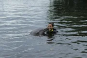 Ein Küsschen von einem Delfin? Damit hätte Anna wirklich nicht gerechnet.