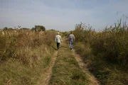 Varna, Bulgarien - Peter Gandy (Hauptautor) und Dr. Dimitar Dimitrov - am Durankulak-See, wo sie die ältesten Steingebäude Europas besichtigen und die Idee der utopischen Gesellschaft erforschen.
