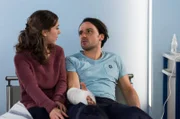 Marlen (Jennifer Frank, l.) steht ihrem Freund Kai (Sascha Göpel, r.) bei, der gerade seine Schmerzmittel-Sucht überstanden hat und nun operiert werden soll.
