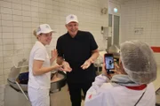 An die Königsdisziplin des Wurstmachens traut sich Alexander Herrmann (Mitte): Er macht bayerische Weißwurst. Mit der Weißwurstkönigin höchstpersönlich, Metzgermeisterin Elisabeth Schadl (links). Sie zeigt ihm in der Fleischerschule in Augsburg alle Kniffe von der Herstellung bis zum Genuss des Klassikers mit Brezen und süßem Senf.