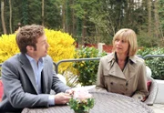 ARD STURM DER LIEBE FOLGE 1326, am Mittwoch (22.06.11) um 15:10 Uhr im ERSTEN. Von Markus (Tobias Dürr, l.) erfährt Charlotte (Mona Seefried, r.), welchen Repressalien Eva momentan ausgesetzt ist.