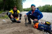 Gregor erklärt Checker Julian (rechts) alles zum Thema Flusslauf.