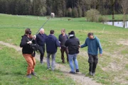 Dass man Kalbfleisch mit gutem Gewissen essen kann, erfährt Alexander Herrmann (2. von links) beim jungen Biobauern Jakob Keidel (4. von links) auf dem Thronhof im Frankenwald.