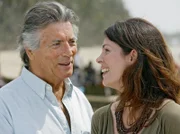 Dr. Olivier Berty (Pierre Brice) bietet Elena Eichhorn (Cheryl Shepard) seine Nachfolge an, in dem von ihm gegründeten Krankencamp für "Ärzte ohne Grenzen". Elena ist überrascht aber auch nicht abgeneigt.