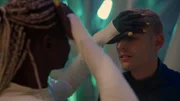 Sitar (Monica Joseph) und Yoshi (Nevo Katan) werden lebensgefährlichem Gas ausgesetzt.