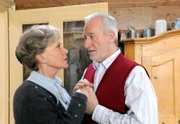 ARD STURM DER LIEBE FOLGE 1325, am Dienstag um 15:10 Uhr im ERSTEN. Hildegard (Antje Hagen, l.) versucht Alfons (Sepp Schauer, r.) die Angst vor der Hüft-OP zu nehmen.