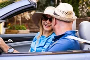 Die Brunners freuen sich auf ihren Urlaub. Von links: Uschi (Silke Popp) und Hubert (Bernhard Ulrich).