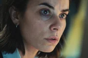 Mit Entsetzen nimmt die Journalistin Danica (Milica Gojković) die Nachricht vom Attentat auf den Ministerpräsidenten Zoran Đinđić auf.