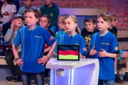 Das blaue Rateteam aus Vaihingen an der Enz/Deutschland grübelt über die richtige Antwort auf eine knifflige Frage von Elton.