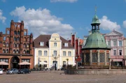 Marktplatz mit Wasserkunst und Restaurant Alter Schwede in Wismar